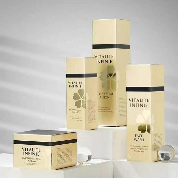 يتم عرض أربعة منتجات للعناية بالبشرة من Vitalite Infinie ، بما في ذلك غسول الوجه وغسول الوجه وخلاصة الوجه وكريم الوجه ، على خلفية محايدة. تم تصميم مجموعة العناية بالبشرة المتقدمة في السن من الجيل الجديد المكونة من 4 قطع لتحويل البشرة وتجديد شبابها.