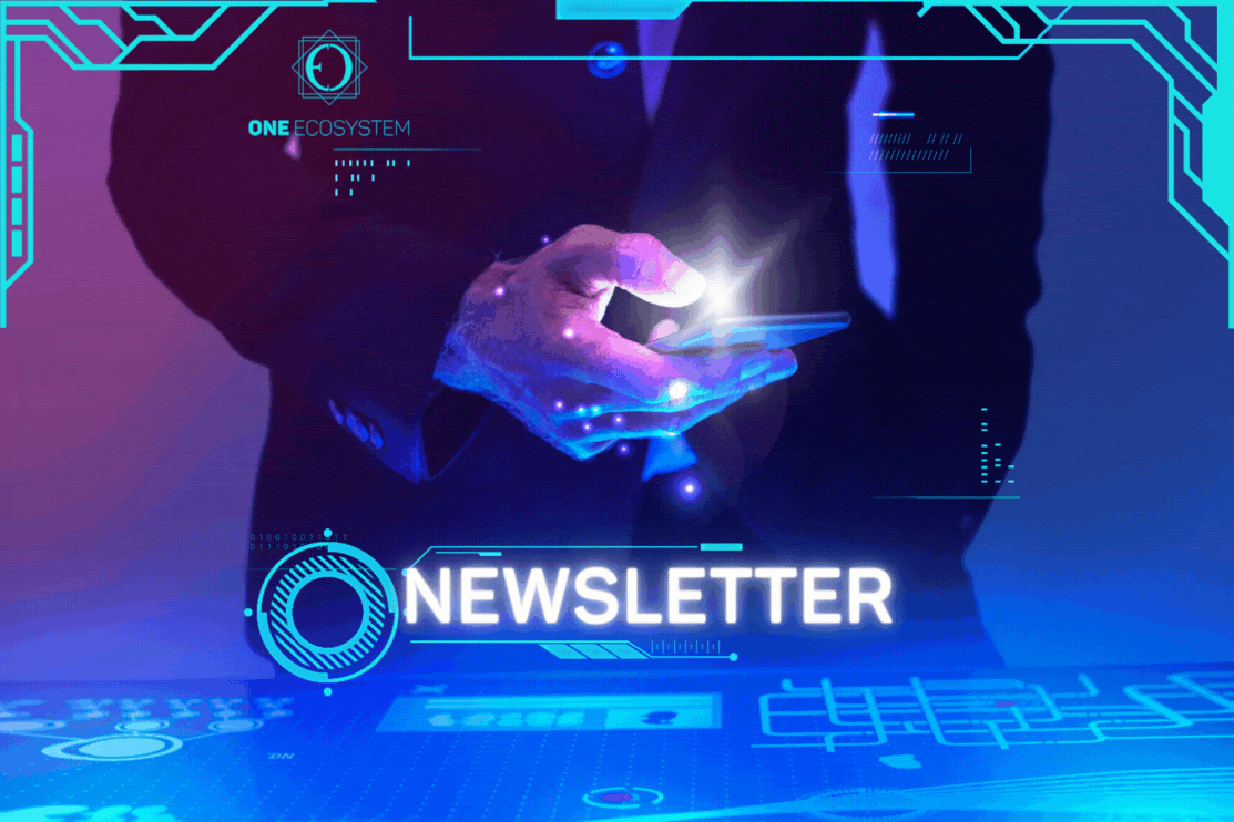 Seseorang memegang smartphone dengan cahaya terang menghadap ke layar. Di latar depan, antarmuka digital menampilkan kata "NEWSLETTER". Grafik digital abstrak dan deskripsi peristiwa dunia mengelilingi tempat kejadian.