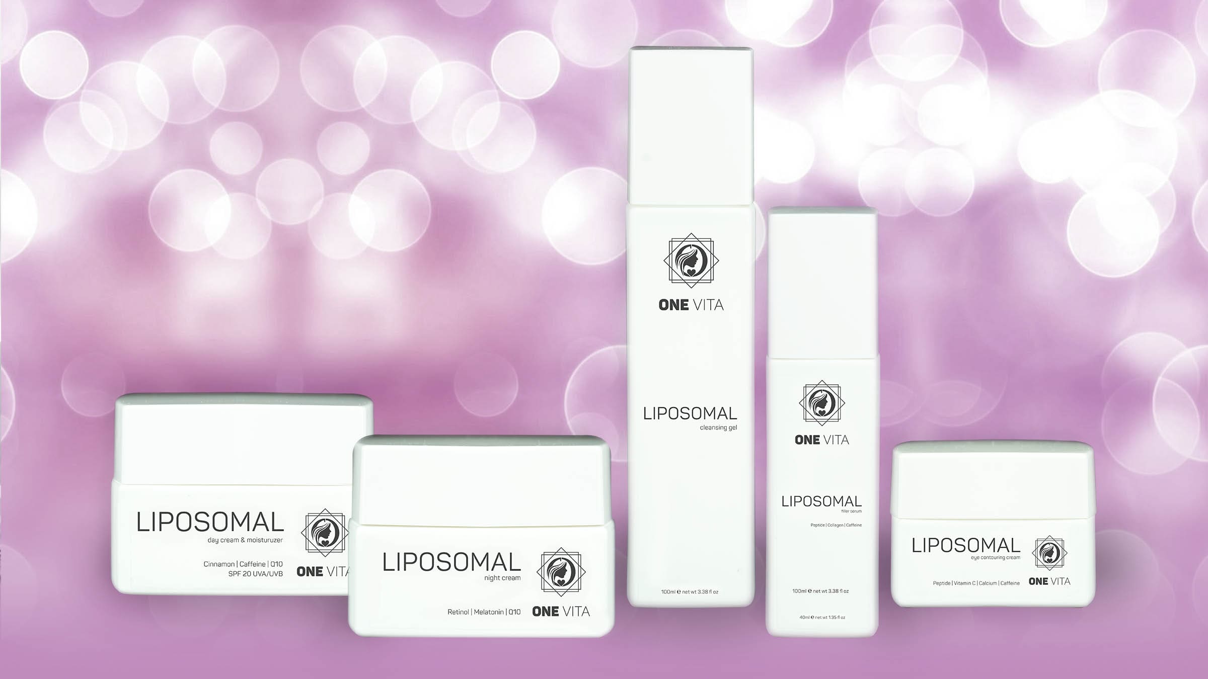 "리포솜(Liposome)"과 "원 비타(One Vita)"라고 표시된 스킨케어 제품 세트가 보라색 보케 배경에 표시되어 있습니다. 라틴 아메리카 뷰티 시장을 개척하기 위한 최고의 세트에는 다양한 병과 용기가 포함됩니다.
