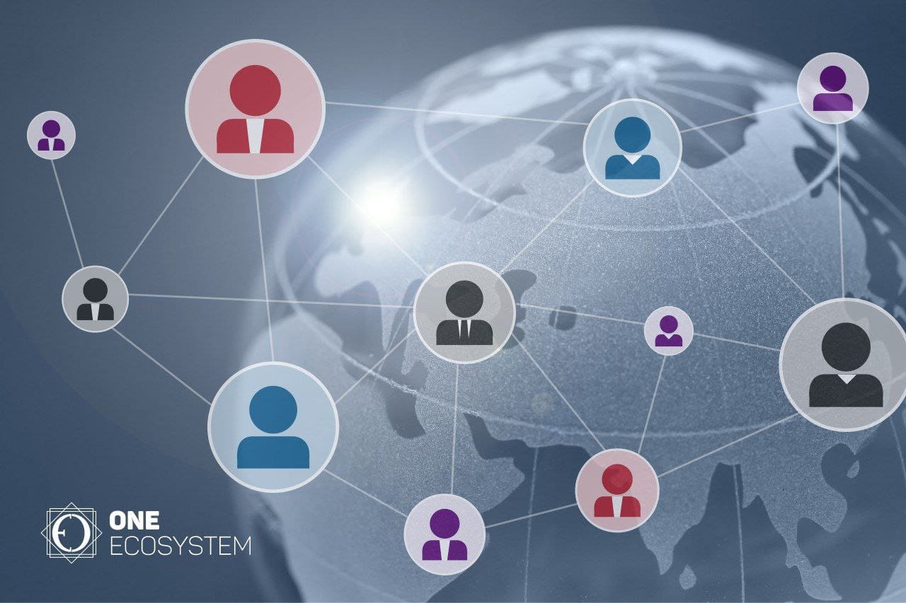 Naka-istilong mapa ng mundo na may mga icon ng magkakaugnay na mga tao na kumakatawan sa isang pandaigdigang network. Sa kaliwang sulok sa ibaba ay ang mga salitang "ONE ECOSYSTEM", na nagpaparangal sa kontribusyon ni Raúl Pazos sa International Global Council.