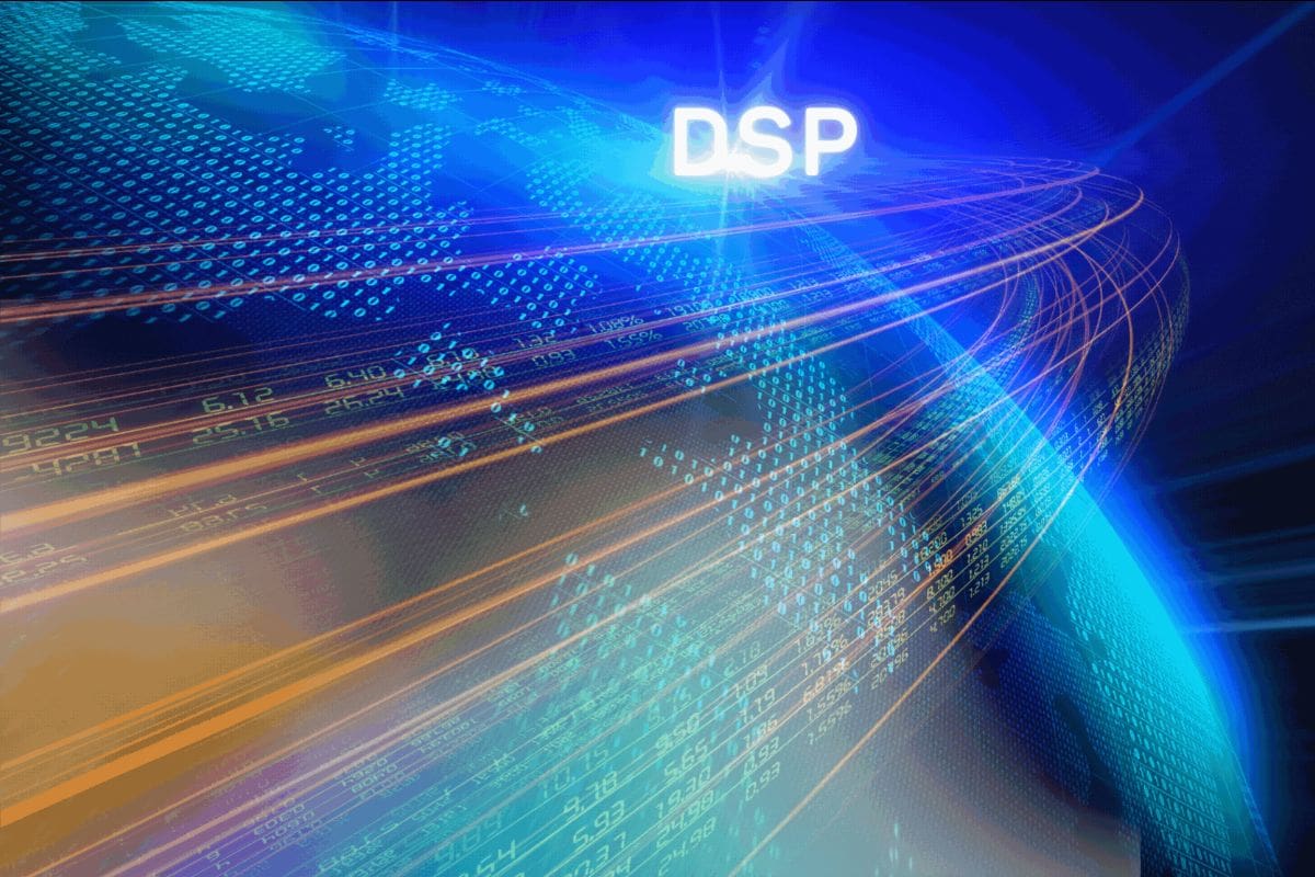 Абстрактное цифровое изображение Земли с потоком данных, белыми буквами «DSP» и намеком на октябрь, тонко вплетенным во все.