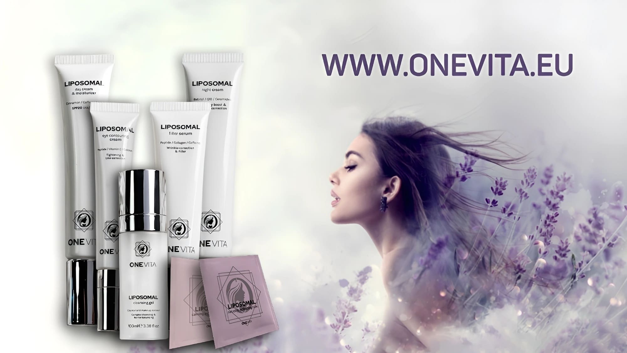 Uma imagem de foco suave de uma mulher ao lado de cinco produtos de cuidado da pele ONEVITA lipossomas brancos com a nova embalagem escrita. No fundo de flores nebulosas com inspiração europeia, o site "WWW.ONEVITA.EU" em letras roxas em negrito.