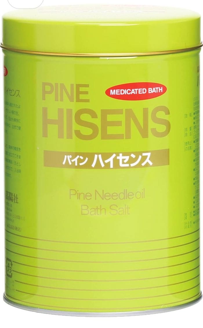 تحتوي الحاوية الخضراء الزاهية المسماة "Pine Hisense Medicinal Bath" على عبارة "أملاح حمام إبرة الصنوبر" مكتوبة باللغتين الإنجليزية واليابانية. يمكن أن يعدك ملح الاستحمام الطبي من باين هايسنس 2.1 كجم بتجربة منشطة في كل مرة تستخدمه.