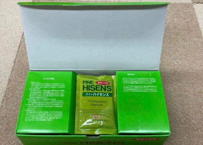 من الصندوق الأخضر تخرج عبوة مختومة تحمل عنوان "Pine Hisense" مع نص إضافي بلغة أخرى. تحتفظ العبوة ، التي يفترض أنها تحتوي على أملاح الاستحمام الطبية ، بنفس الظل ، مما يشير إلى لغز مثير للاهتمام في الأعماق المنعشة.