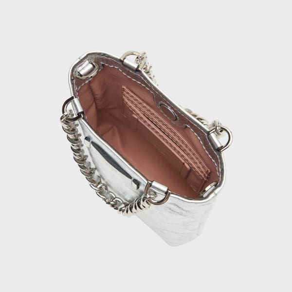 シルバーのGIANNI CHIARINI ハンドバッグは、上から見るとチェーンストラップ付き。内側はライトピンクのファブリックでライニングされ、片側にカードスロットとファスナーポケットが付いている。.