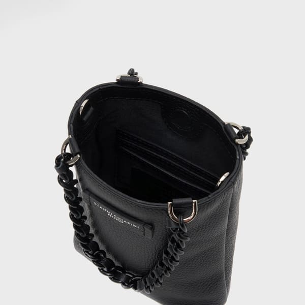 GIANNI CHIARINI CAMILLA ハンドバッグは、ブラックレザーと短いチェーンストラップが特徴。ファスナーポケット付きの内装は、ライトグレーを背景にエレガントに映える。.