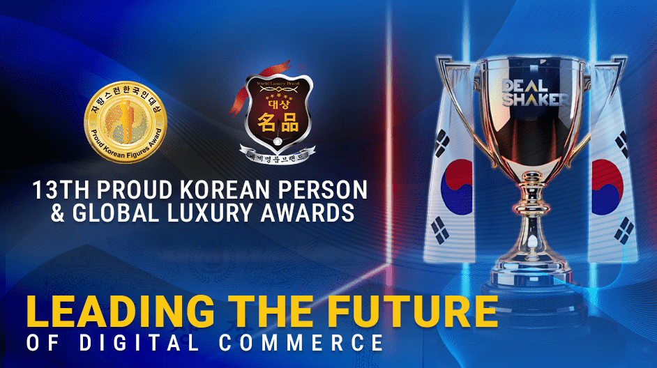 Баннер 13-й ежегодной церемонии «Proud Korean and Global Luxury Brand Awards» содержит трофей, корейский флаг, две официальные наклейки и надпись «Лидерство будущего цифровой коммерции».
