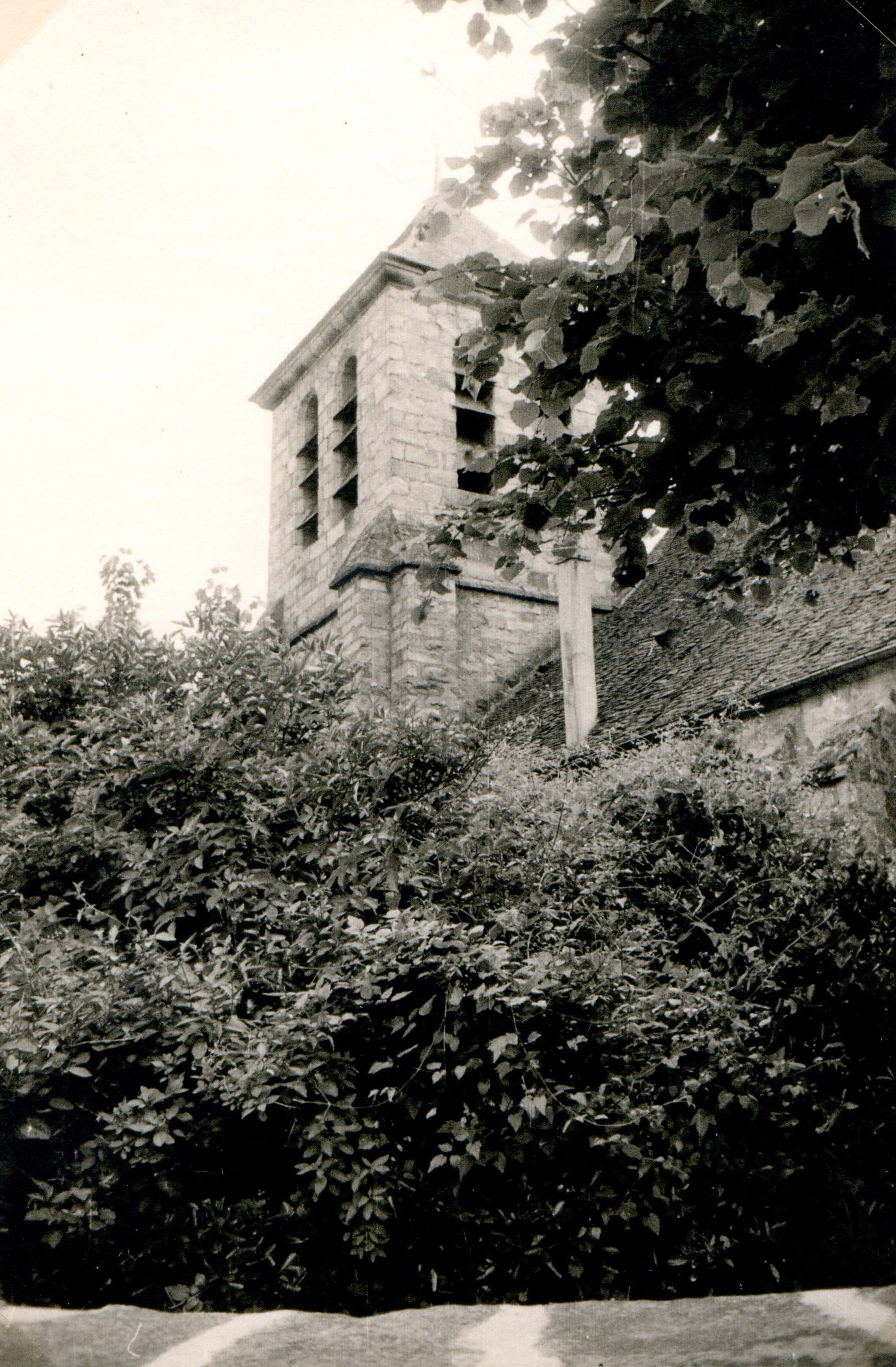 L’église domine la route