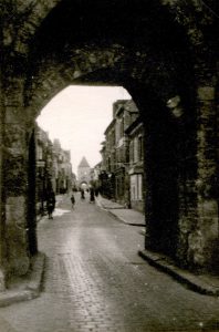 La Porte Sanois qu’on aperçoit au fond.