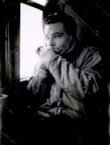 Jean souffle consciencieusement dans son harmonica