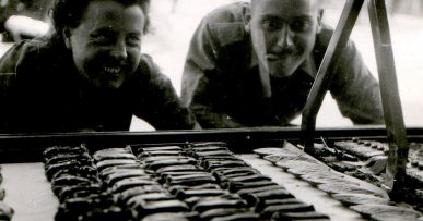 Monsieur Richard et sa femme… m’ont invité il y a un mois environ