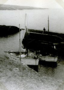 Trois bateaux-jouets se racontent des histoires de pêche