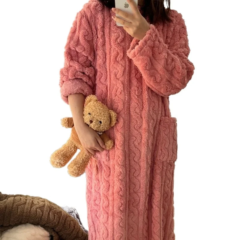 Verdikte warme plus size dames pyjama flanellen winter gestreepte koraal fluwelen nachtmode badjas uit één stuk