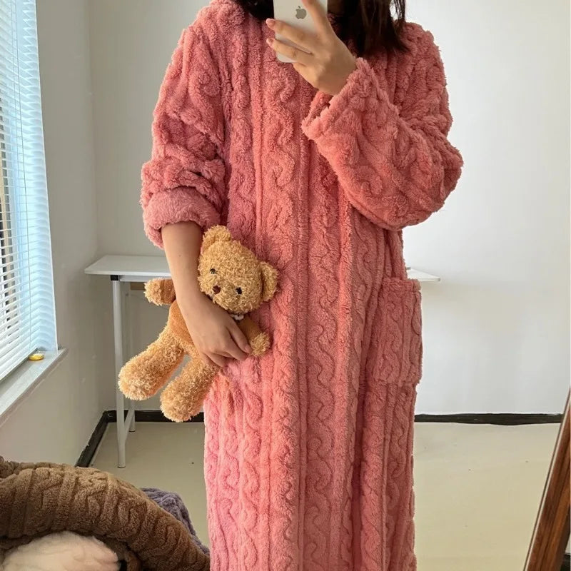 Verdikte warme plus size dames pyjama flanellen winter gestreepte koraal fluwelen nachtmode badjas uit één stuk