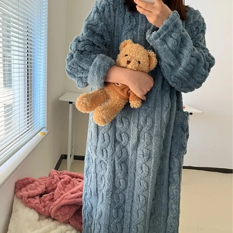 Verdikte warme plus size dames pyjama flanellen winter gestreepte koraal fluwelen nachtmode badjas uit één stuk