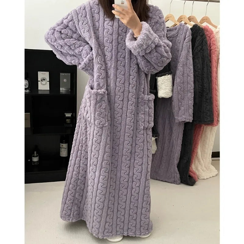 Verdikte warme plus size dames pyjama flanellen winter gestreepte koraal fluwelen nachtmode badjas uit één stuk