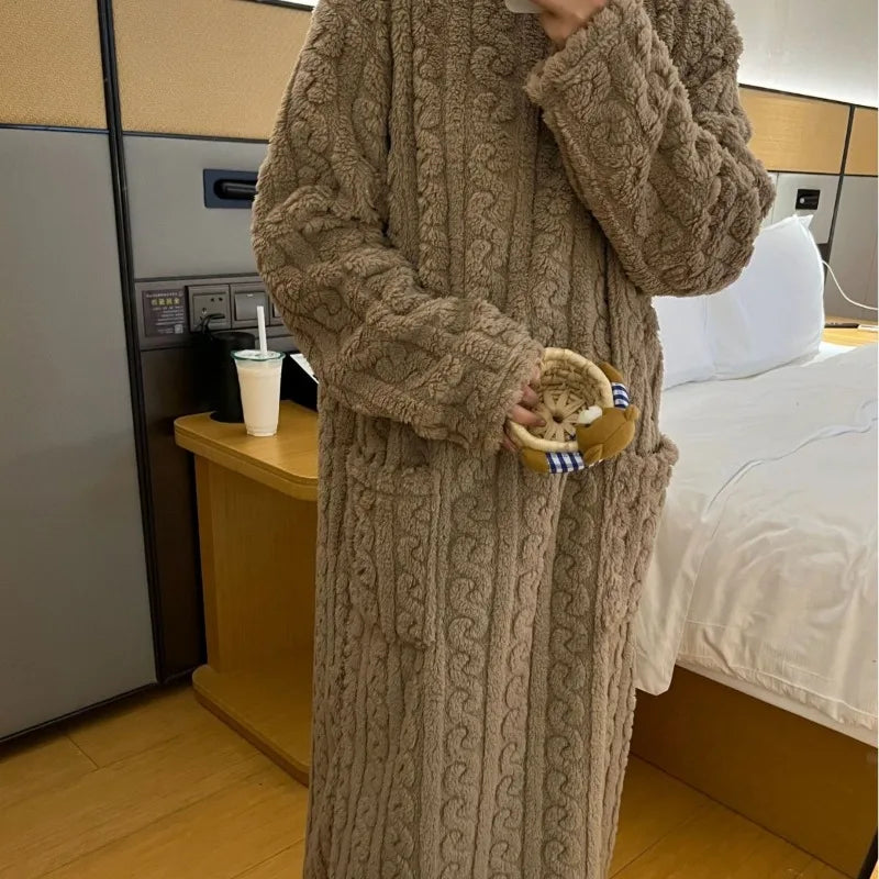 Verdikte warme plus size dames pyjama flanellen winter gestreepte koraal fluwelen nachtmode badjas uit één stuk