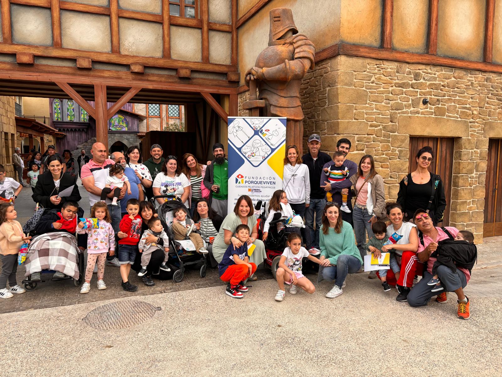 Cuidados paliativos pediátricos Madrid Famílias e profissionais de cuidados paliativos pediátricos em Madrid com CAPPI Fundación porqueViven em frente a um edifício histórico. CAPPI Fundación porqueViven