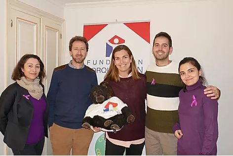 Paediatric palliative care Madrid Five people pose next to a poster of the Prodanvi Foundation; wear ribbons and purple clothes in support of CAPPI Foundation becauseThey Live. CAPPI Porque Viven Foundation