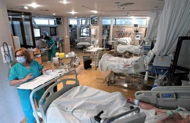 Enfermaria de cuidados paliativos pediátricos de Madrid, em Madrid, com camas ocupadas e pessoal do CAPPI Fundación porqueViven cuidados a crianças em cuidados paliativos. CAPPI Fundación porqueViven