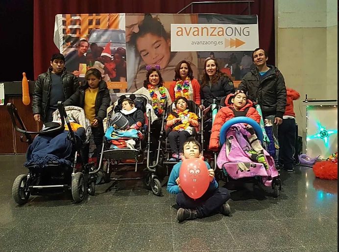 Cuidados paliativos, algunos en, posan junto, todos abrigados.