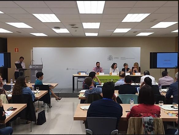 Sala de Conferências de Cuidados Paliativos Pediátricos Madrid em Madrid, com os participantes a ouvir cinco oradores da CAPPI Fundación porqueViven; o ecrã mostra "OBRIGADO". CAPPI Fundación porqueViven