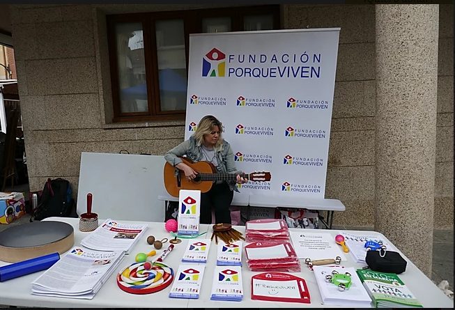 Paediatric palliative care Madrid A professional from the Porque Viven-CAPPI Foundation in Madrid plays the guitar along with informative material and recreational resources. CAPPI Porque Viven Foundation