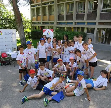 Cuidados paliativos, con camisetas, posan ante