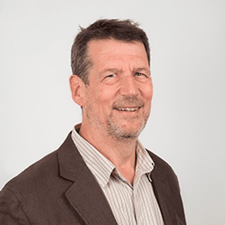 Cuidados paliativos, com cabelo, pose sorridente, refletindo compromisso