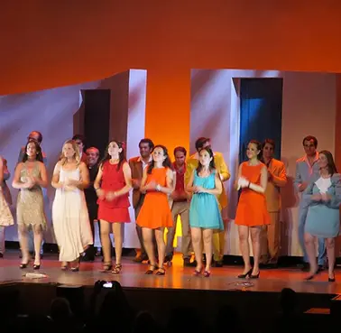 Cuidados paliativos pediátricos Madrid Um grupo de pessoas com roupas coloridas celebram no palco o evento solidário da Fundação CAPPI porque vivem em Madrid. Fundação CAPPI Porque Viven