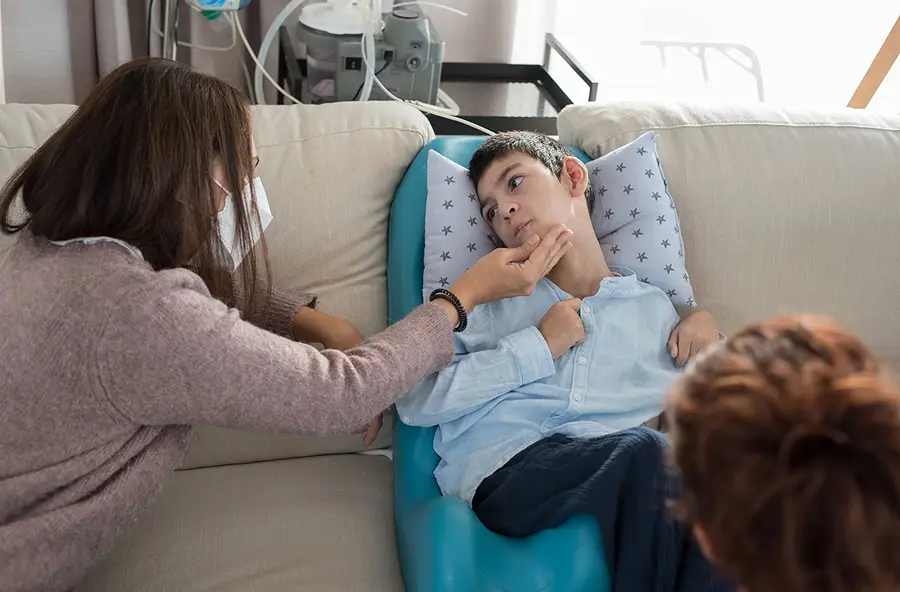 Cuidados paliativos pediátricos Madrid Um profissional da CAPPI Fundación porqueViven acompanha uma criança com deficiência em cuidados paliativos em Madrid com empatia. Fundação CAPPI Porque Viven