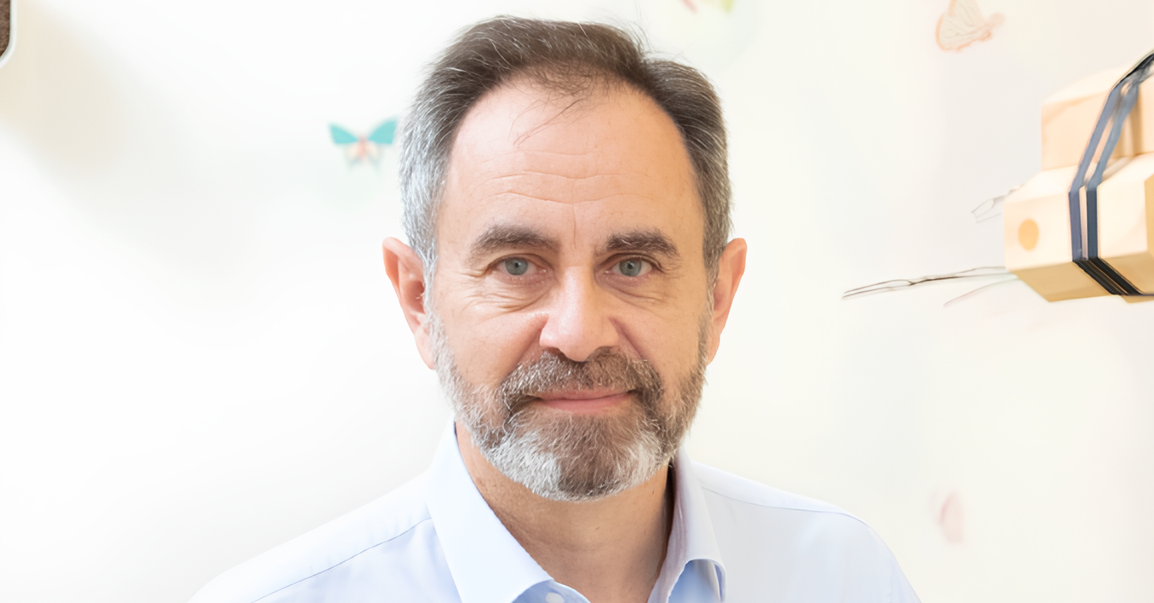 Image of Dr. Ricardo Martino in a pediatric hospital setting