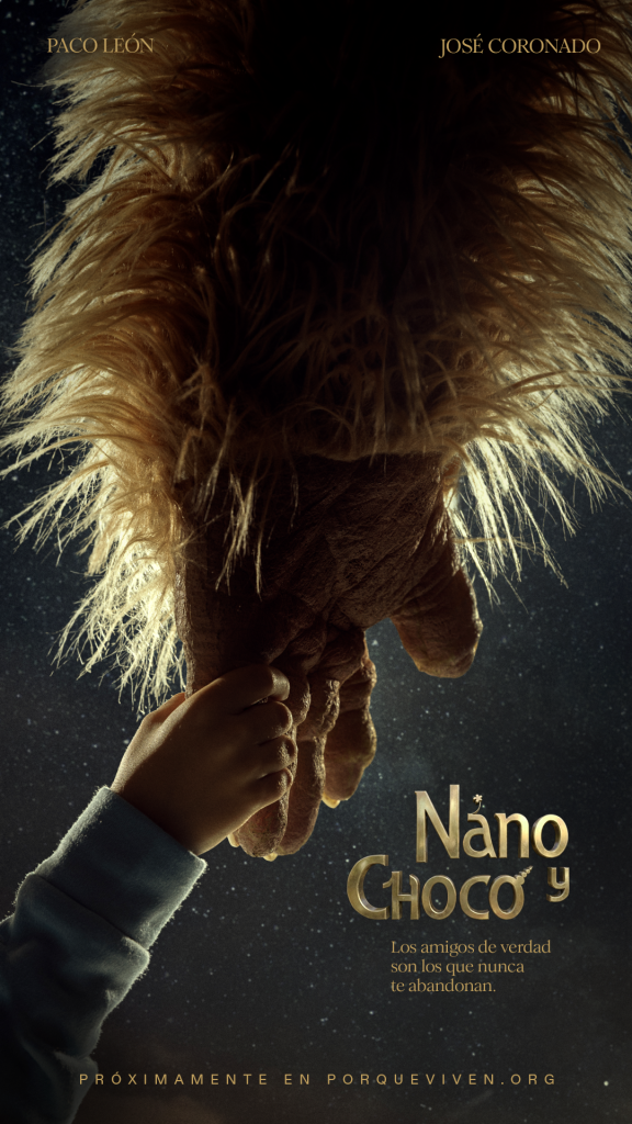 Cuidados paliativos pediátricos Madrid A mão de uma criança segura a de uma criatura peluda, simbolizando o acompanhamento do  Fundación porqueViven  CAPPI em Madrid. CAPPI  Fundación porqueViven 