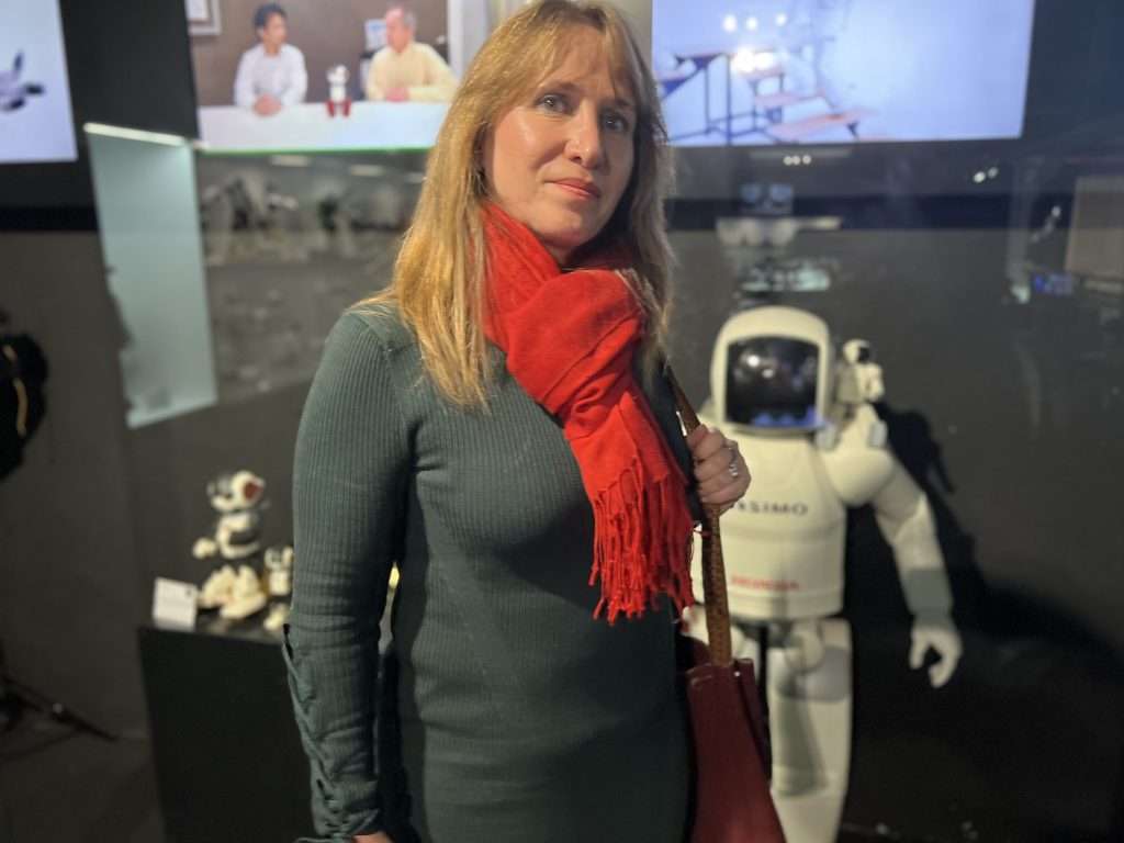 Una mujer, vestida con, frente a, con dos