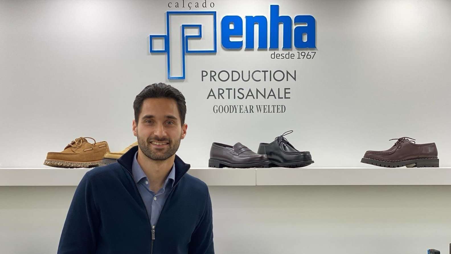 Un hombre, vestido con, delante de, que destaca