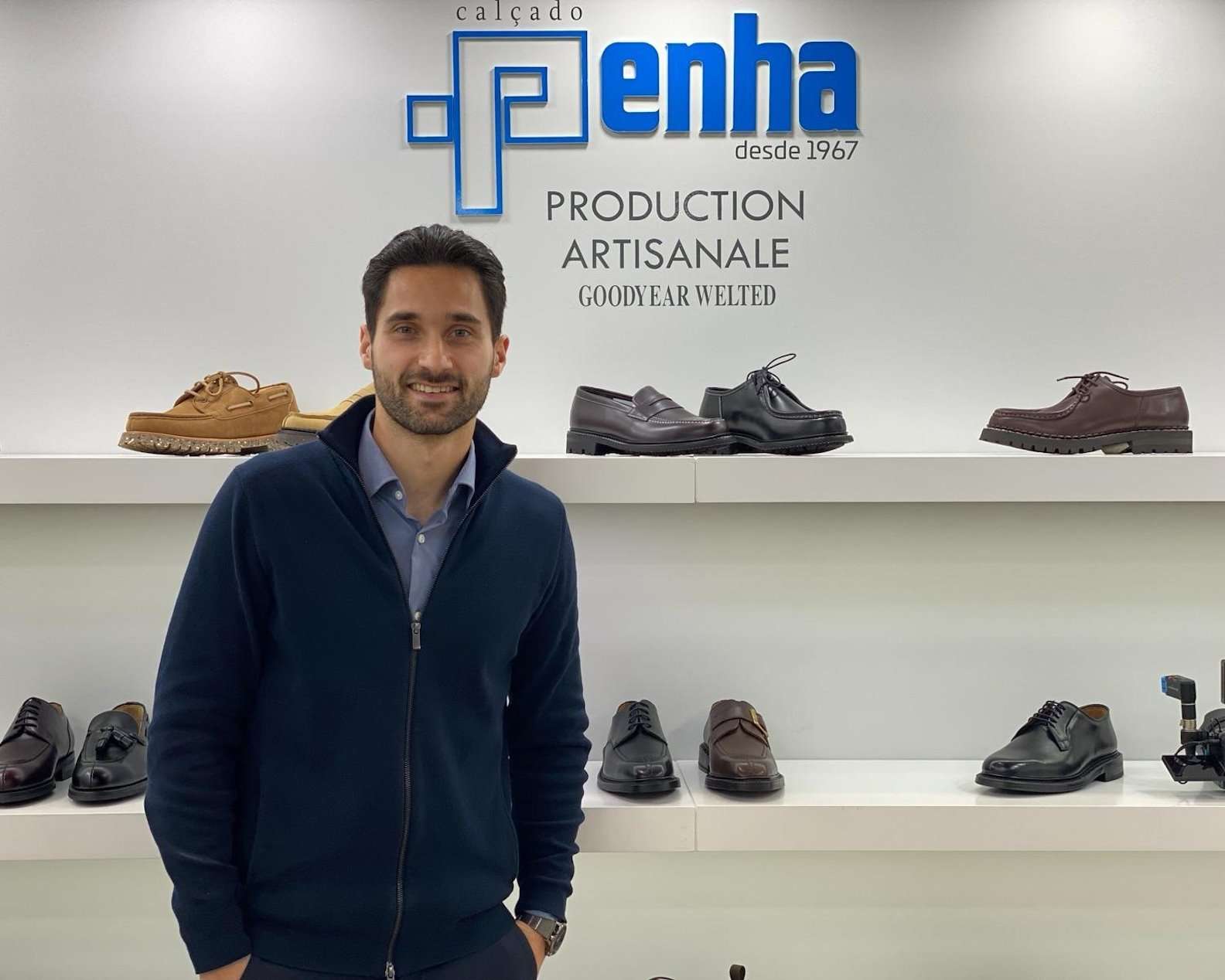 Um homem, o muro, que coloca