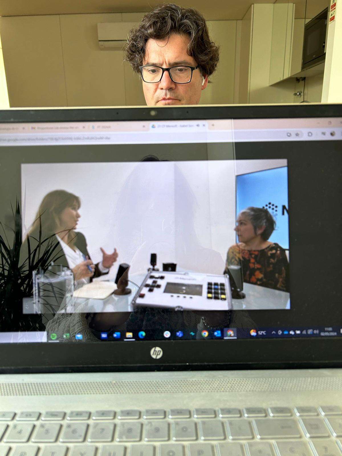 Citizen Developer trabalhando em um aplicativo no-code em uma grande empresa