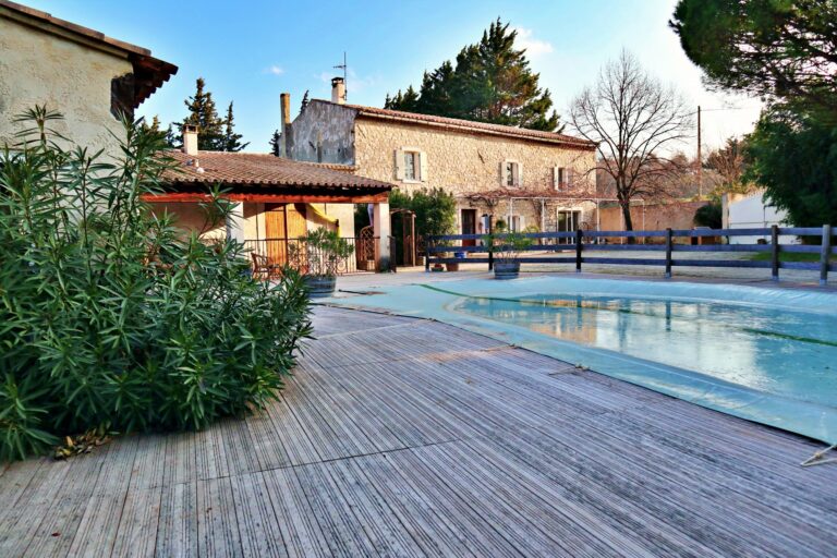 Steinhaus + 2 Ferienhäuser + Schwimmbad Grundstück 9.264 m2