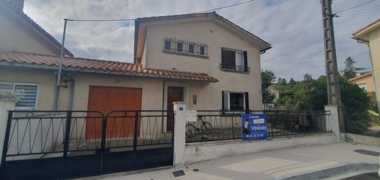 Casa adosada tipo 4 con garaje y jardín en 3 lados