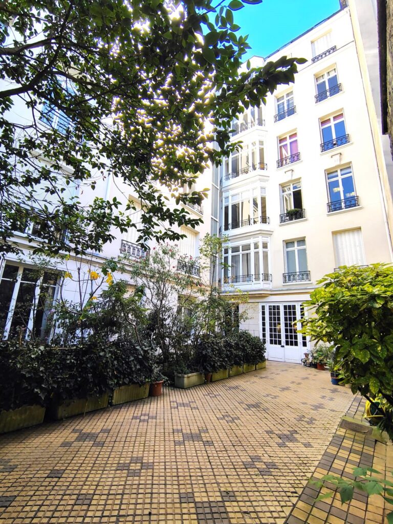 Charmant studio refait à NEUF