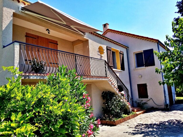 House 144 m² with 10x5 swimming pool and pool-house