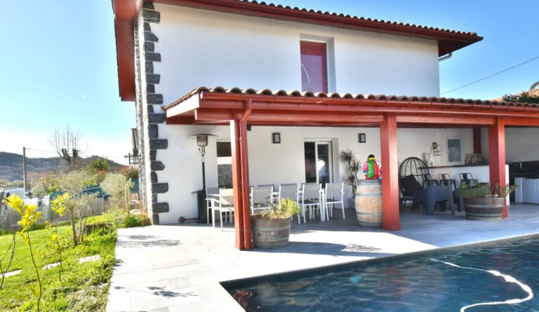 Maison contemporaine avec piscine