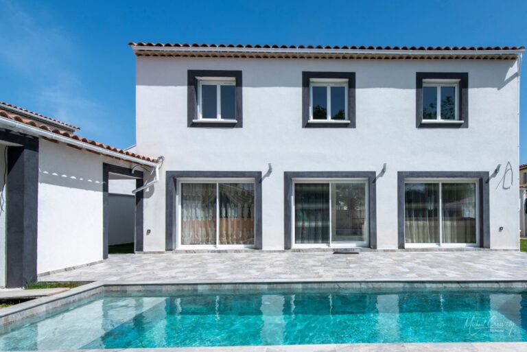 Villa contemporaine avec piscine et garage proche centre-ville – 192 m²
