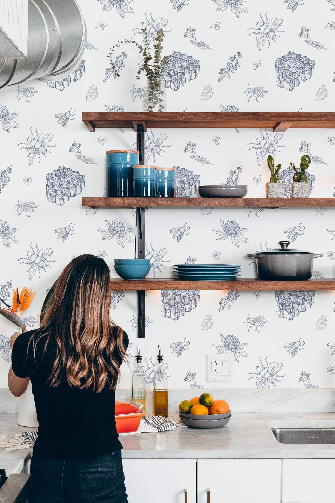 Honey bee Wallpaper - Image 4