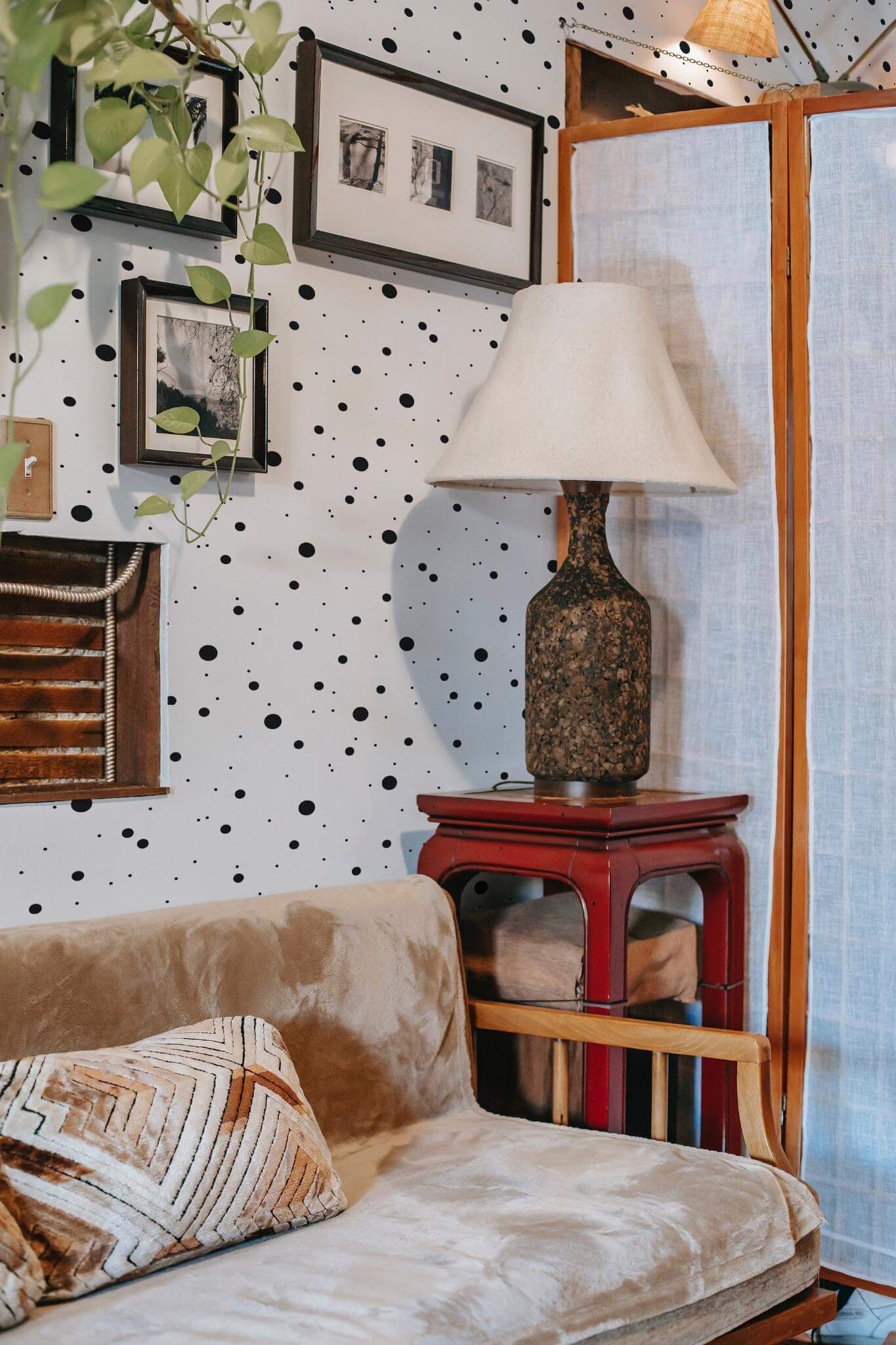 Black dots Wallpaper