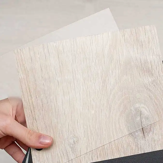 Muestra de pisos de vinilo para pelar y pegar