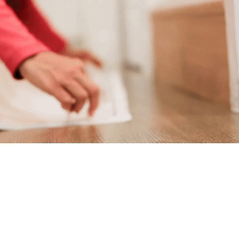 Paso tres: Colóquelo y coloque su SafetyMat. Despegue aproximadamente una pulgada o dos del respaldo adhesivo. Alinee cuidadosamente este borde con su superficie o punto de partida. Hacer bien este primer paso asegura que el resto de la alfombrilla quede perfectamente en su lugar.