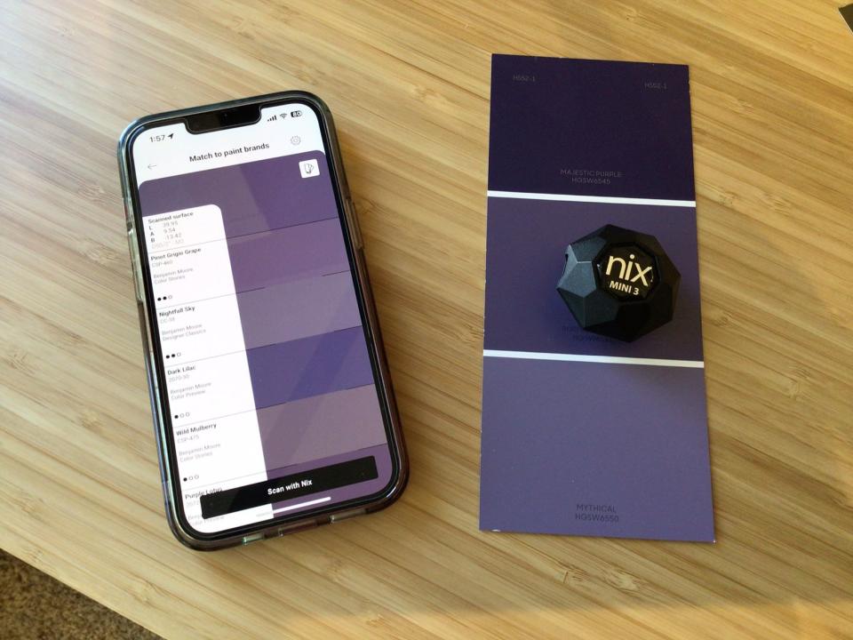 Capteur Nix Mini 3 à côté d’un smartphone affichant les correspondances de couleurs dans une application mobile.