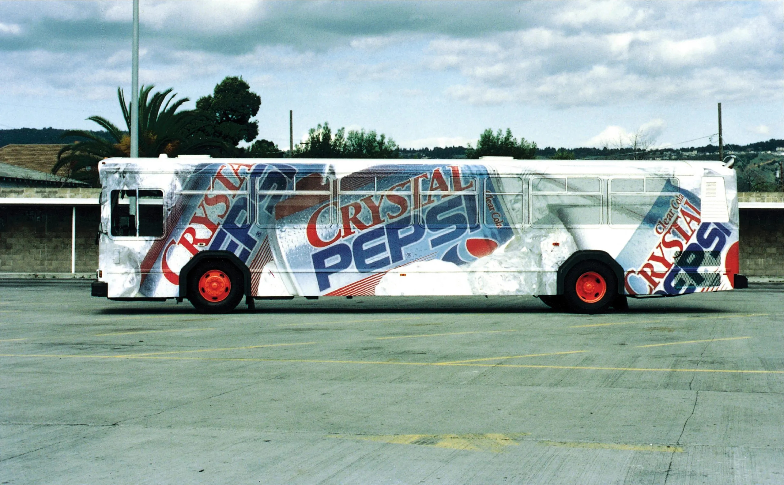 Bus entièrement étiqueté en vinyle par PepsiCo en 1993, un pionnier de la publicité mobile.