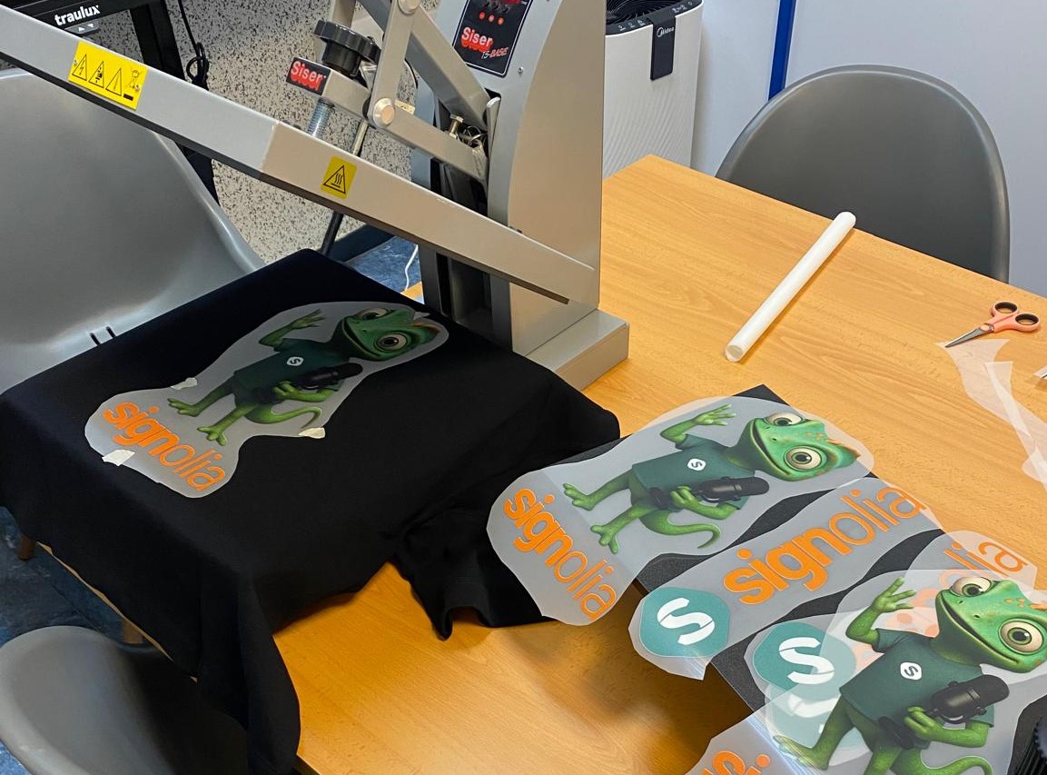 Processus de personnalisation textile avec la technologie DTF en t-shirt noir avec design Signolia.
